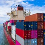 portacontenedores-que-transporta-contenedores-importacion-exportacion-mercancias-comerciales-vista-aerea-portacontenedores-que-llegan-al-puerto-comercial_35024-712